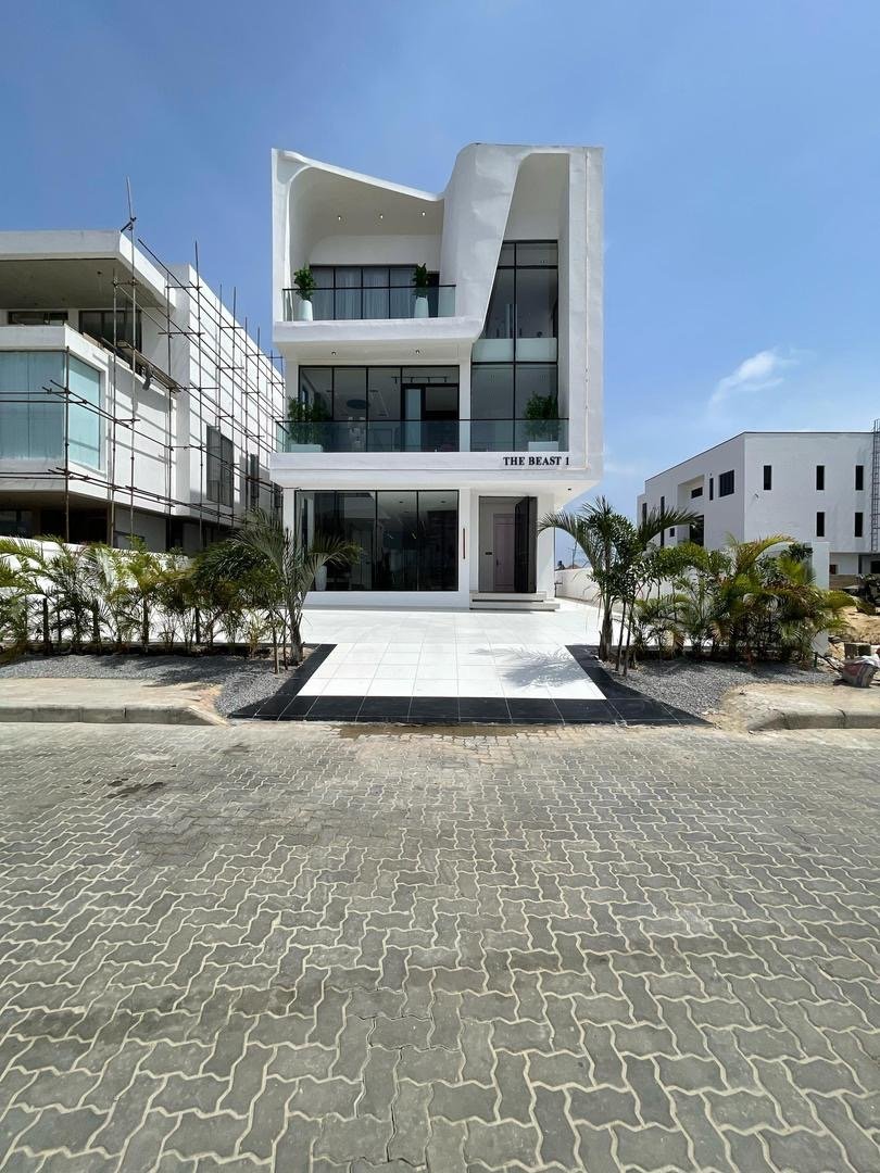 5 Bed Detached Triplex With BQ