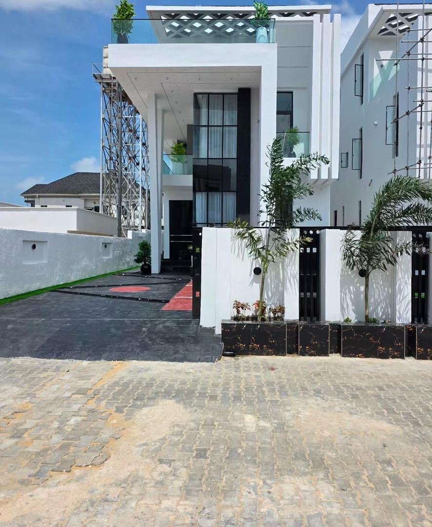 5 Bed Detached Triplex With BQ - Image 2