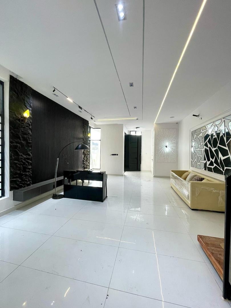 5 Bed Smart Home With Swimming Pool - Image 2