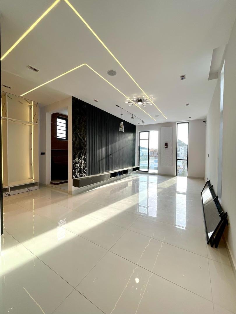 5 Bed Smart Home With Swimming Pool - Image 6