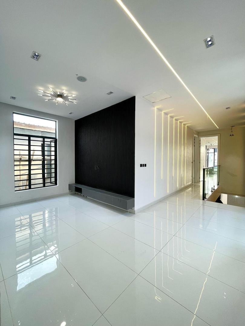5 Bed Smart Home With Swimming Pool - Image 7