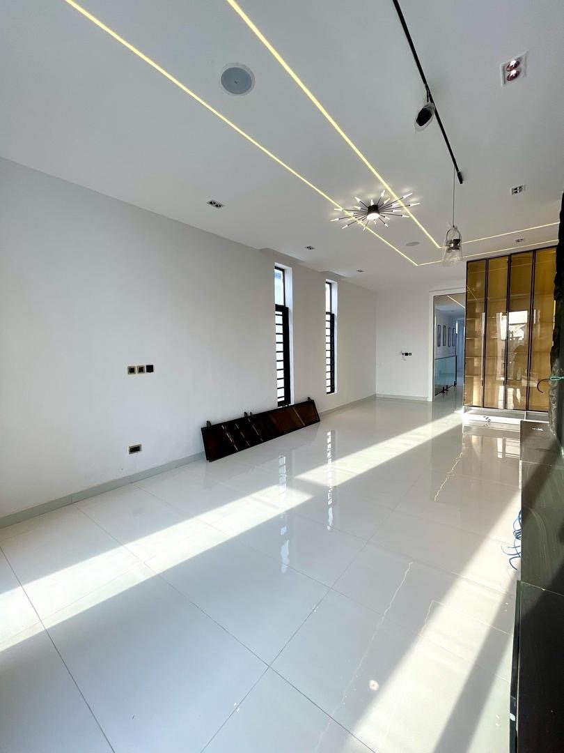 5 Bed Smart Home With Swimming Pool - Image 8