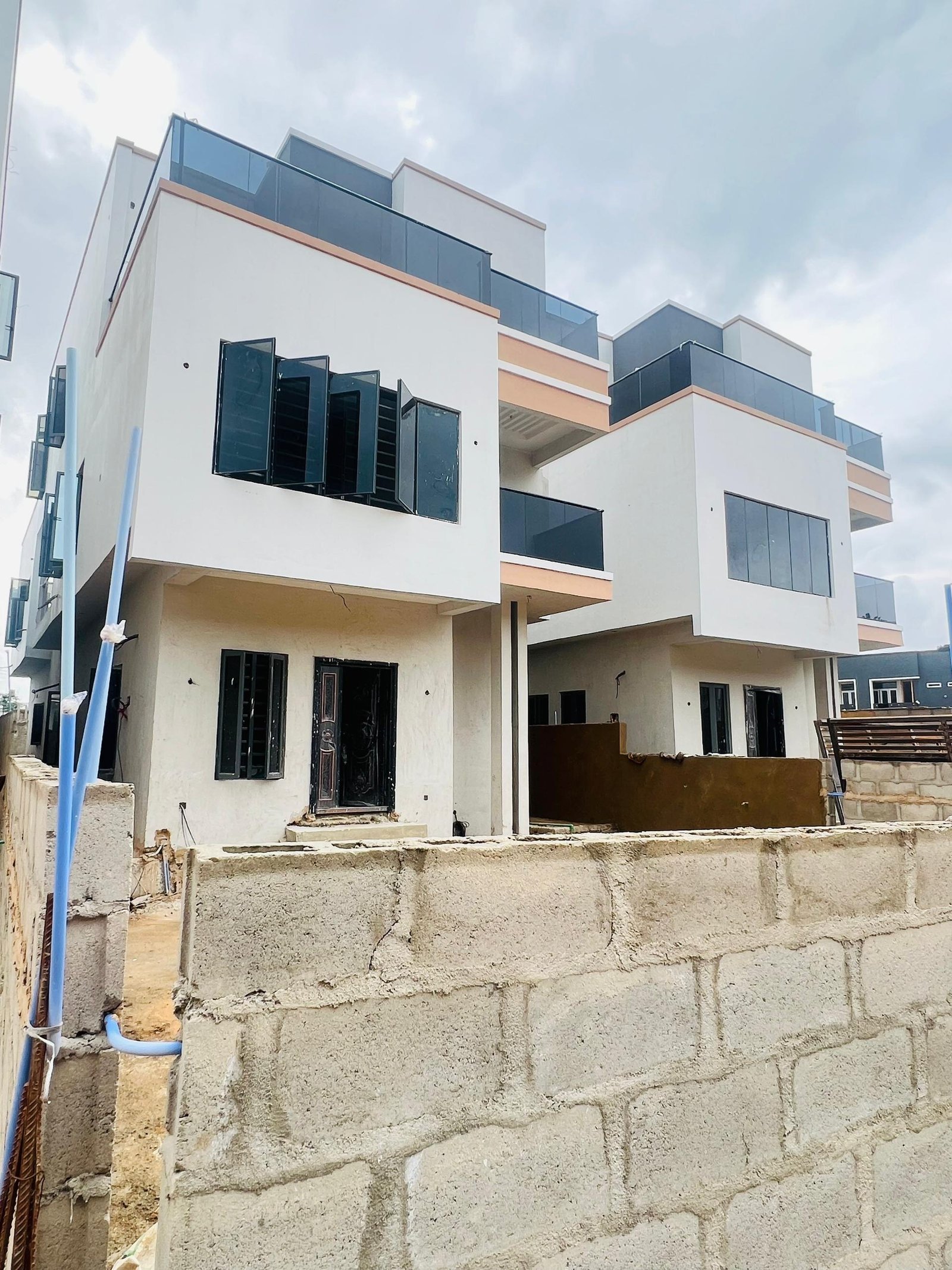 Exquisitely Modern Spacious 4 Bedroom Fully Detached Duplex With A Standard Room BQ In A Secured Estate. - Image 3
